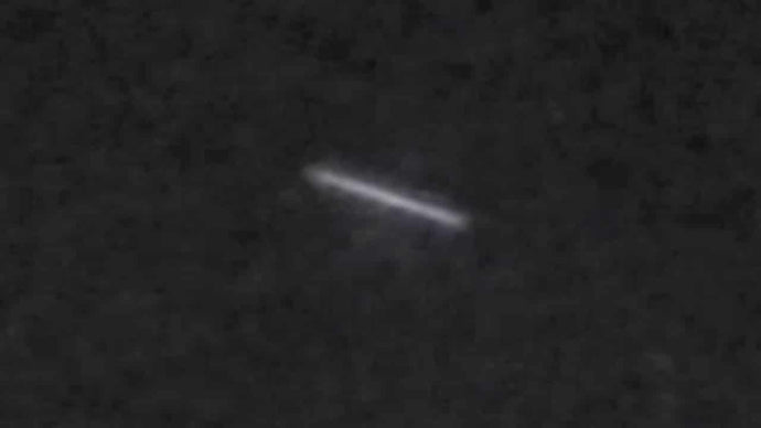 VIDEO: Cigar-Shaped UFO Over Thunder Bay, Canada 29-Apr-2021