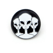 Load image into Gallery viewer, Alien Metal Pin Badge.
