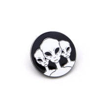 Load image into Gallery viewer, Alien Metal Pin Badge.
