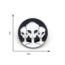 Load image into Gallery viewer, Alien Metal Pin Badge.
